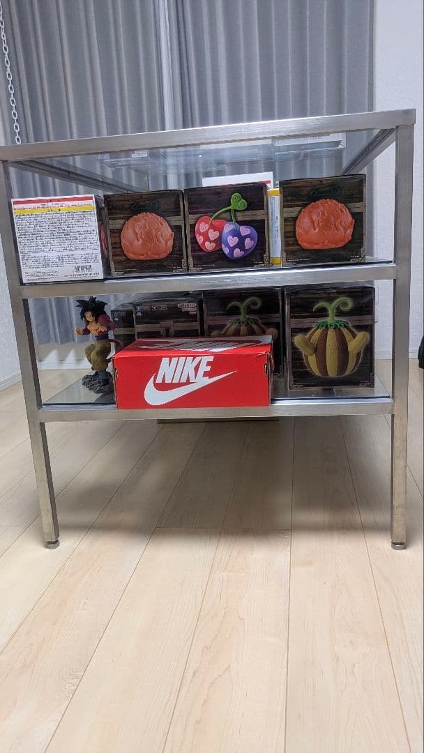 ショップ風のお部屋にガラステーブル