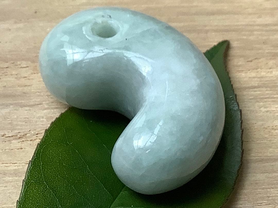 ✳味身良好極上　絶対のおすすめ‼️30万円以上します糸魚川翡翠勾玉　鑑別書付極上物