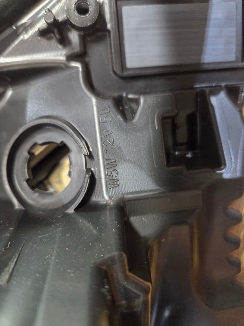 日産E13ノート左側ハウジングヘッドランプ