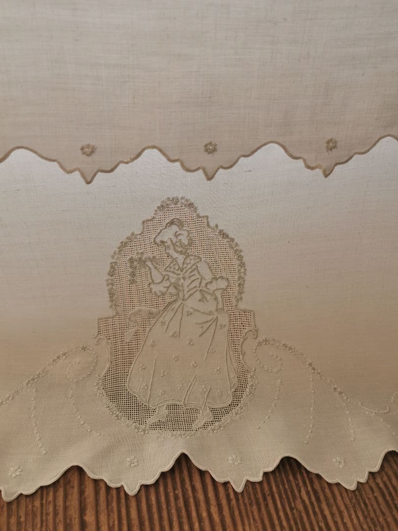 アンティーク アペンツェルレース刺繍 ブーケと少女 小花ガーランド リネンクロス