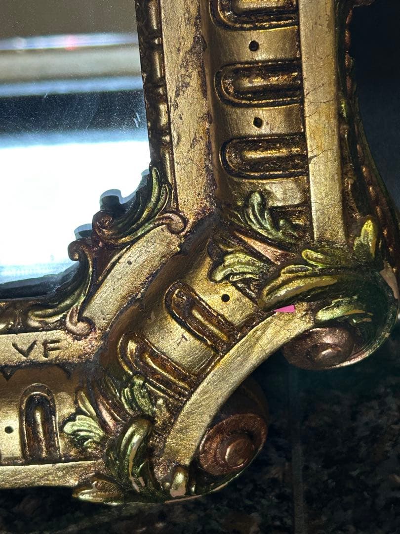 クラシックな金色の壁掛け鏡