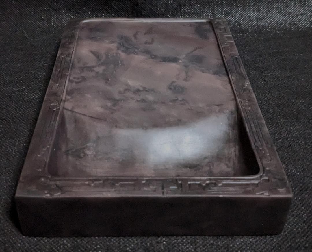 【端渓硯　饕餮文】◆玳瑁斑・蟻脚青花・火捺が美しい朝天巌◆唐木共箱◆七吋長方硯