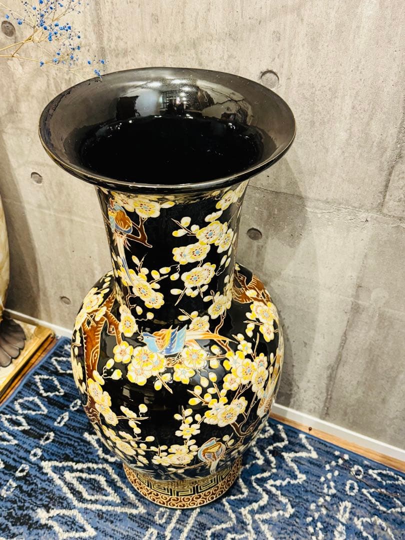 (39) 美しい東洋陶器の床置き花瓶。桜と鳥が描かれ彫刻されています。