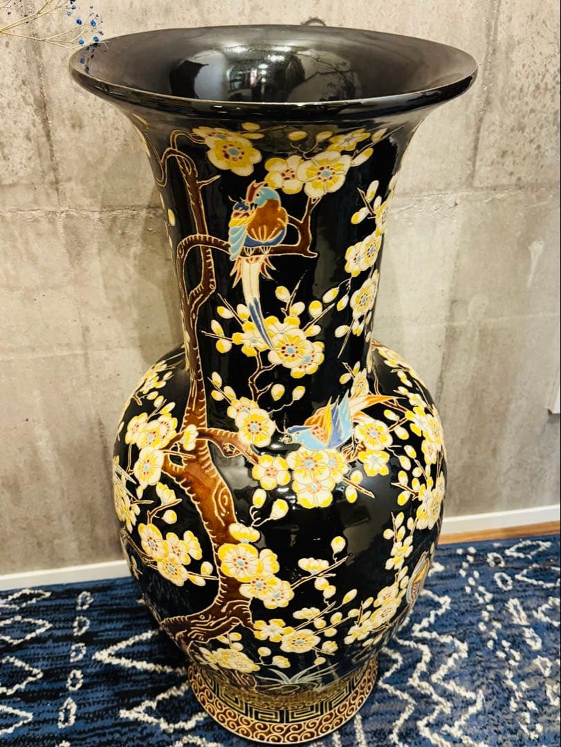 (39) 美しい東洋陶器の床置き花瓶。桜と鳥が描かれ彫刻されています。