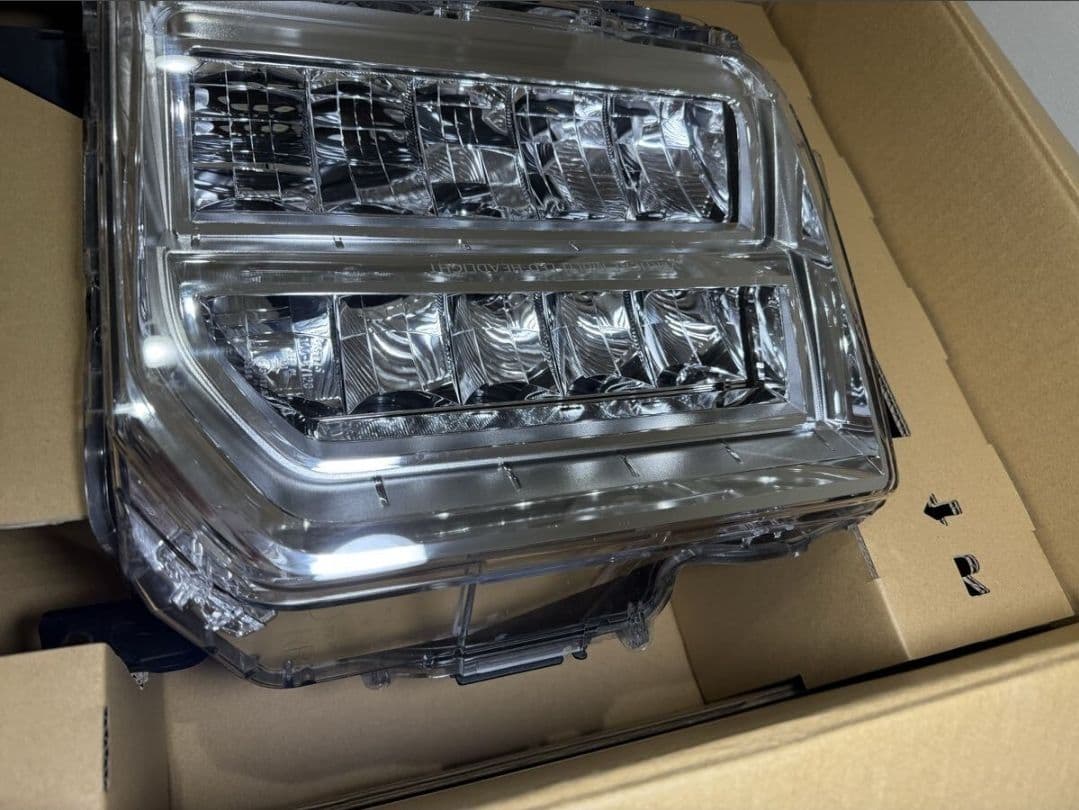 デリカD:5　後期 / CV1W ＬＥＤ ヘッドライト　右