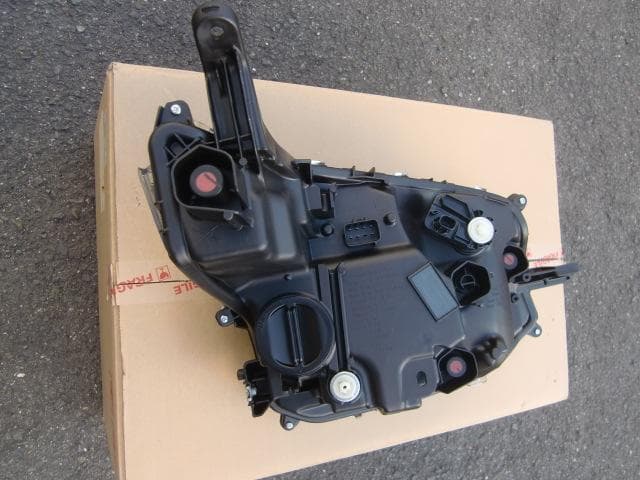 ダイハツ ムーブ LA850S 左ヘッドランプ