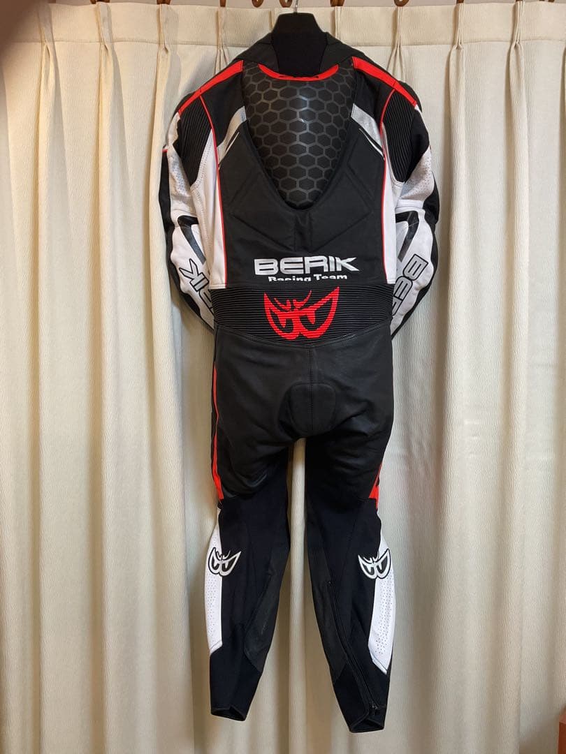 【未使用】BERIK ベリック レーシングスーツ 52サイズ Bk.Wh.Re.