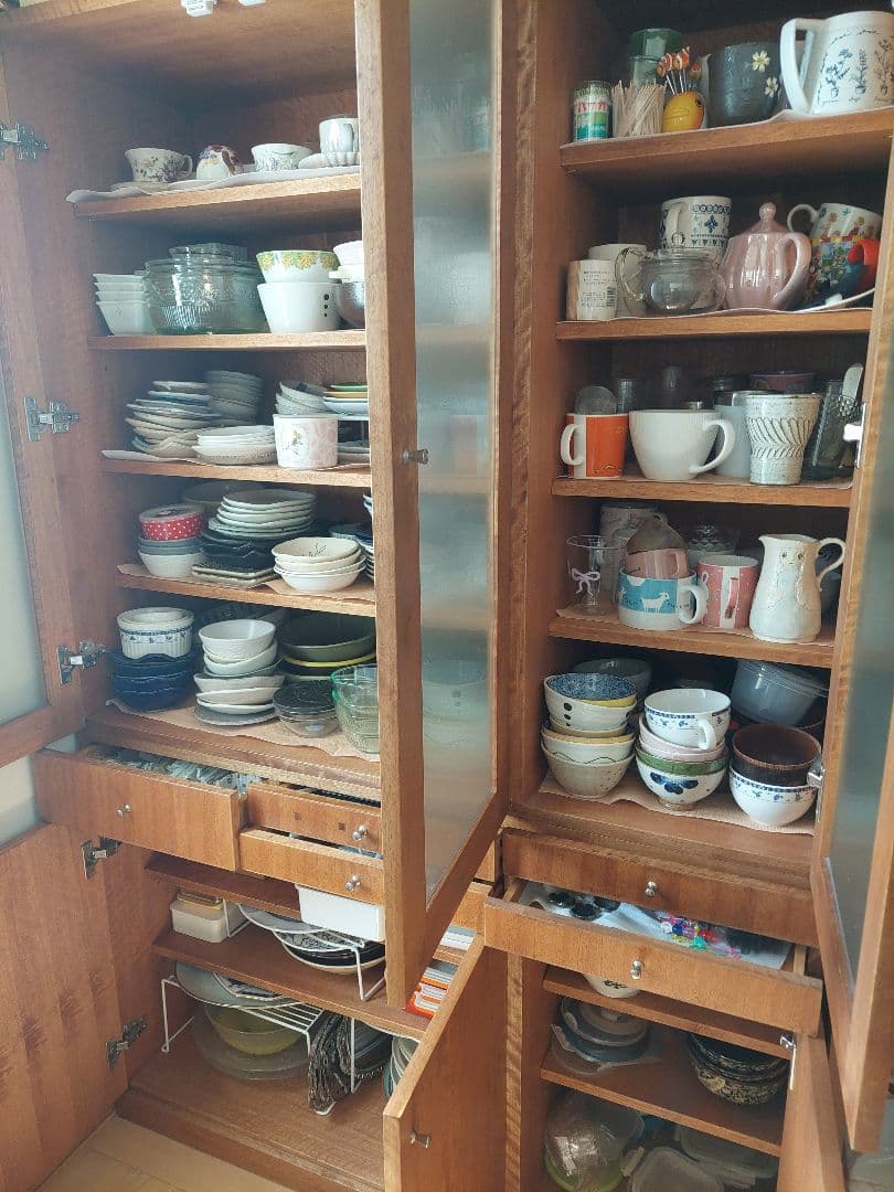 美品 幅115 高級 天然木 食器棚 トレー付き