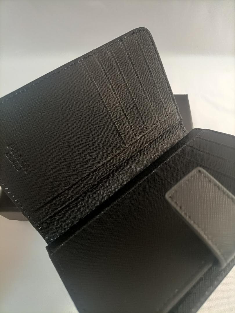 二つ折り財布✿プラダ サイフ prada メンズ【美品】レディース 黒