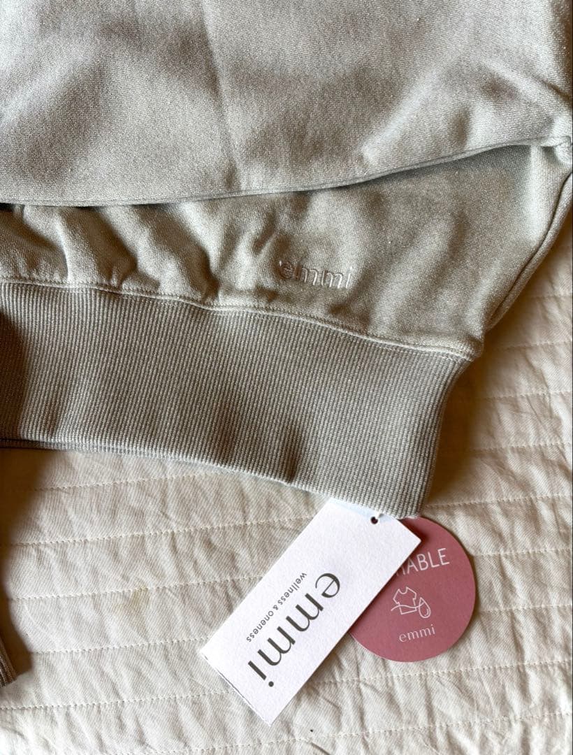 《新品タグ付き未使用》emmi ラメ裏毛ショートスウェットトップス