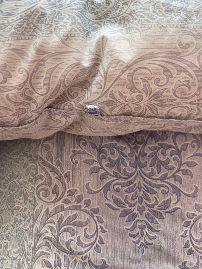 羽毛布団　ダウン85%フェザー15%詰物1.3キロ　150×210 cm