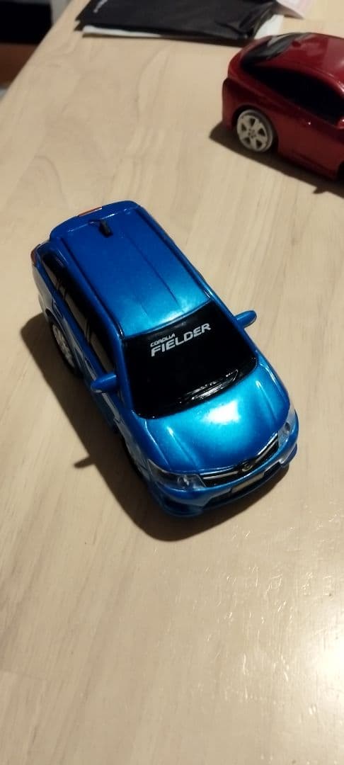 非売品ミニカーです。赤色プリウスタイヤのゴムないです。