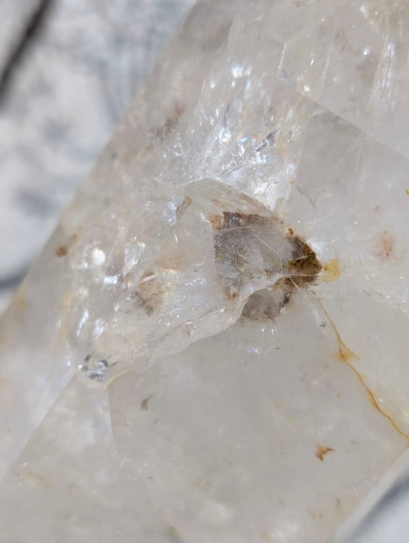 2412g 超巨大 虹あり　白水晶 六角柱マダガスカル産PS2