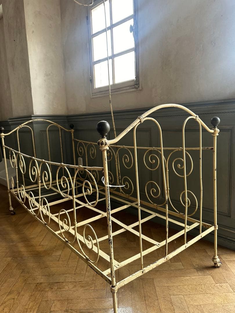 【蚤の市】ベビーベット　アイアン製クリーム色ベッドフレーム　フランス