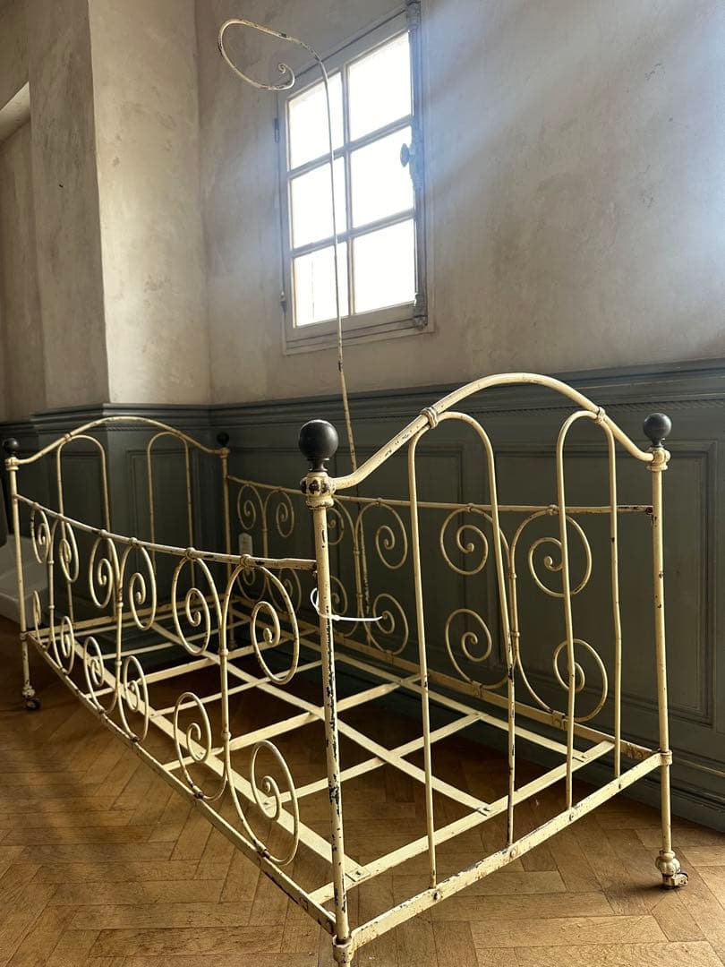 【蚤の市】ベビーベット　アイアン製クリーム色ベッドフレーム　フランス