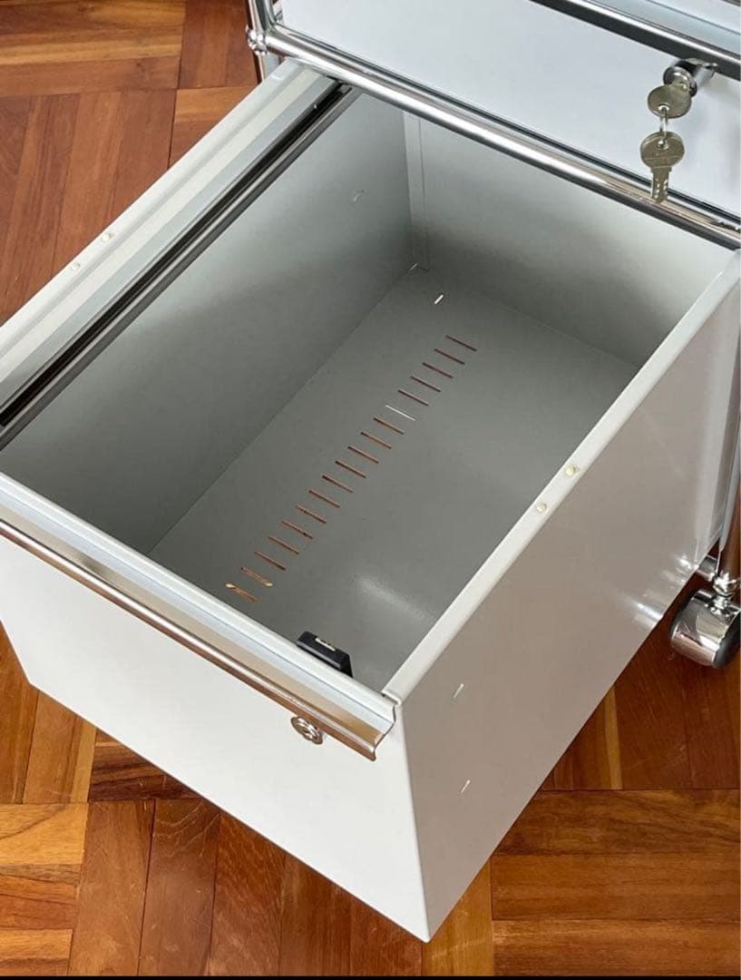 usmハラー ホワイトキャビネット 鍵付き