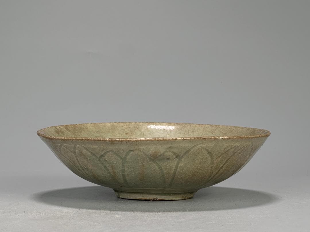 中国美術　元～明時代　青磁　蓮花文茶碗 鉢　時代物　唐物　14～15世紀頃