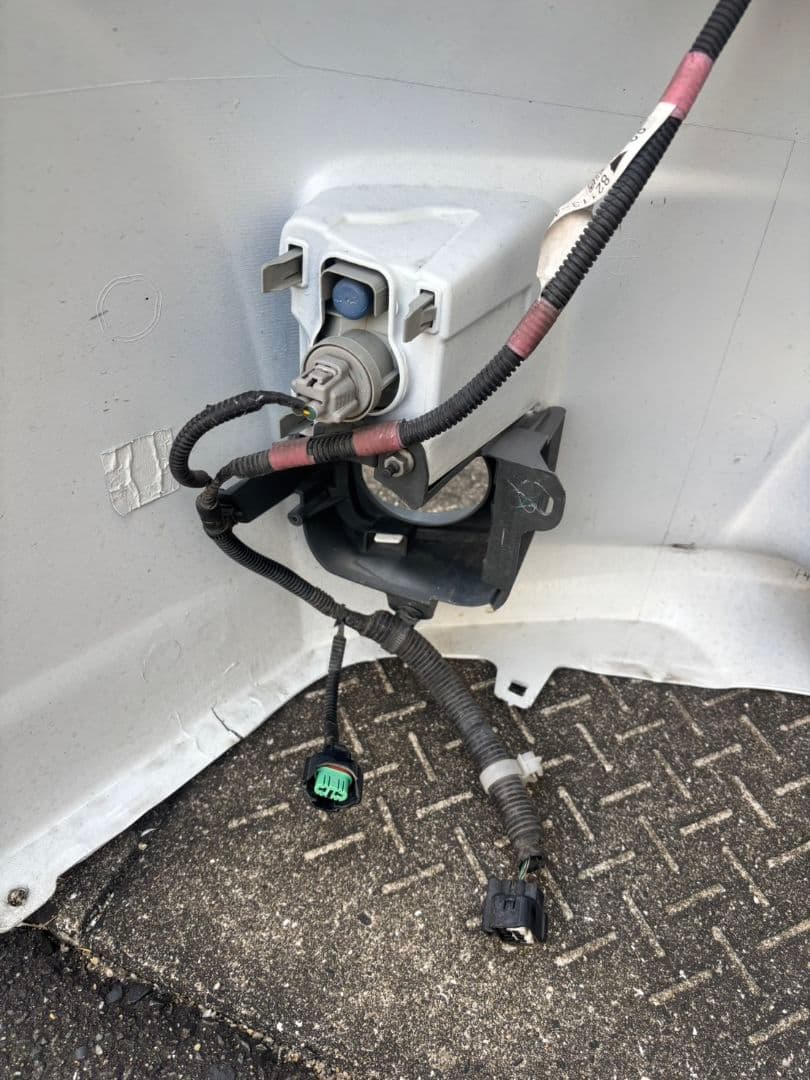 30プリウス前期型純正フロントバンパー 　ホワイト