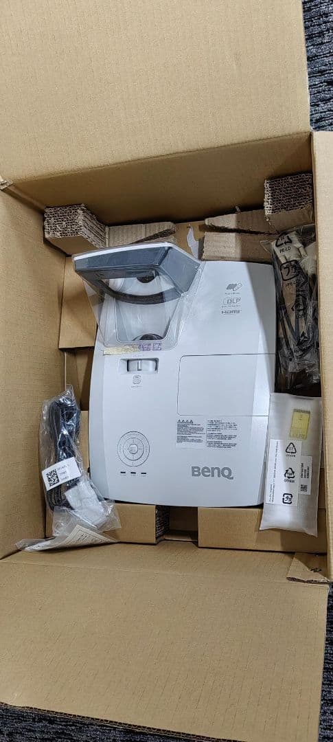 BenQ WXGA対応 超短焦点プロジェクター MW853UST+