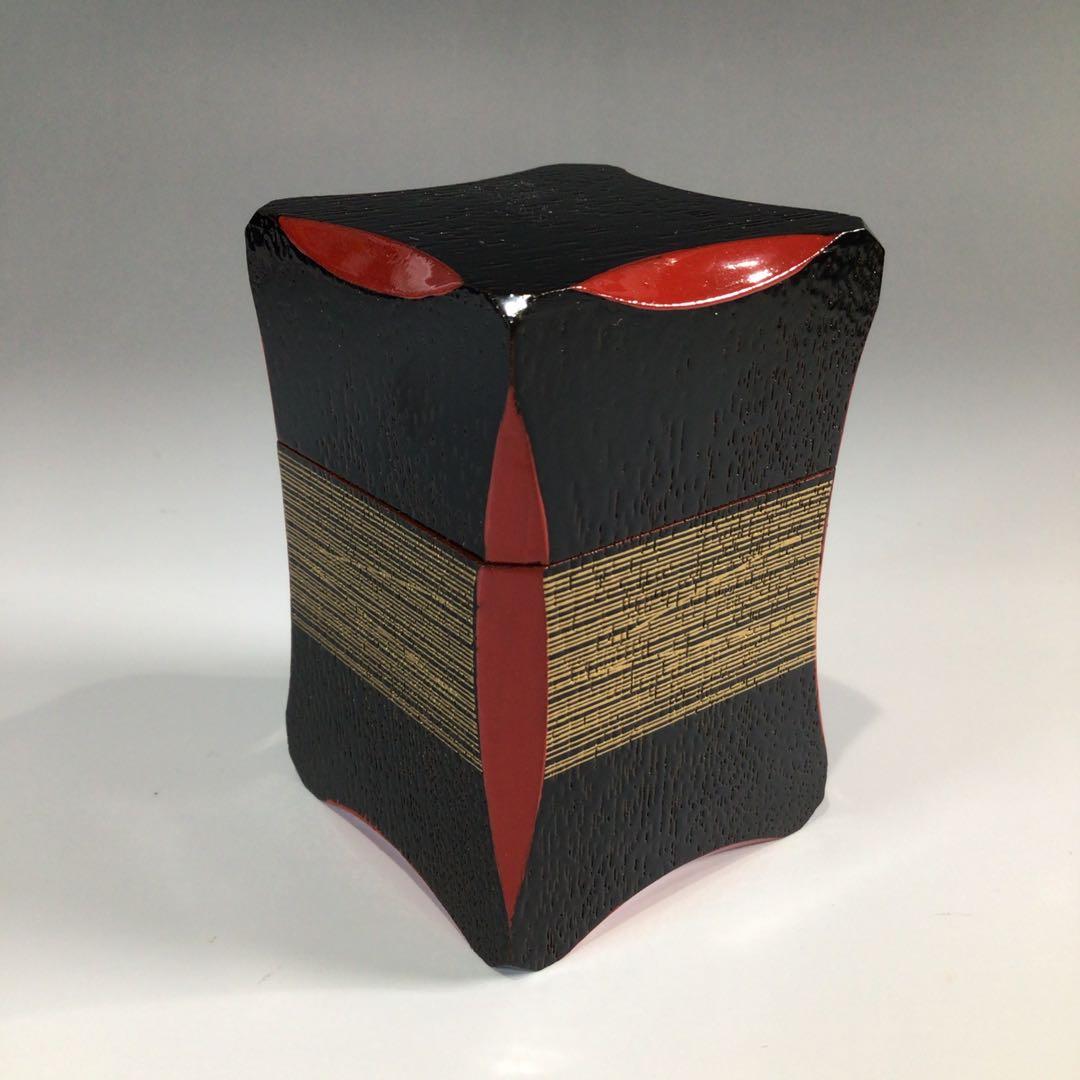 Ｐ５３９　茶器　『新谷宗久作』『黒搔合塗』『爪紅』『四方糸巻茶器』　共箱　茶道具