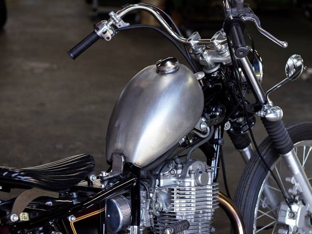 バイクタンク メタリックシルバー スチール製　sr400