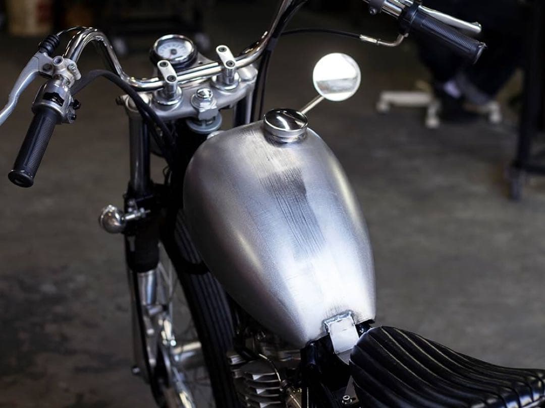 バイクタンク メタリックシルバー スチール製　sr400