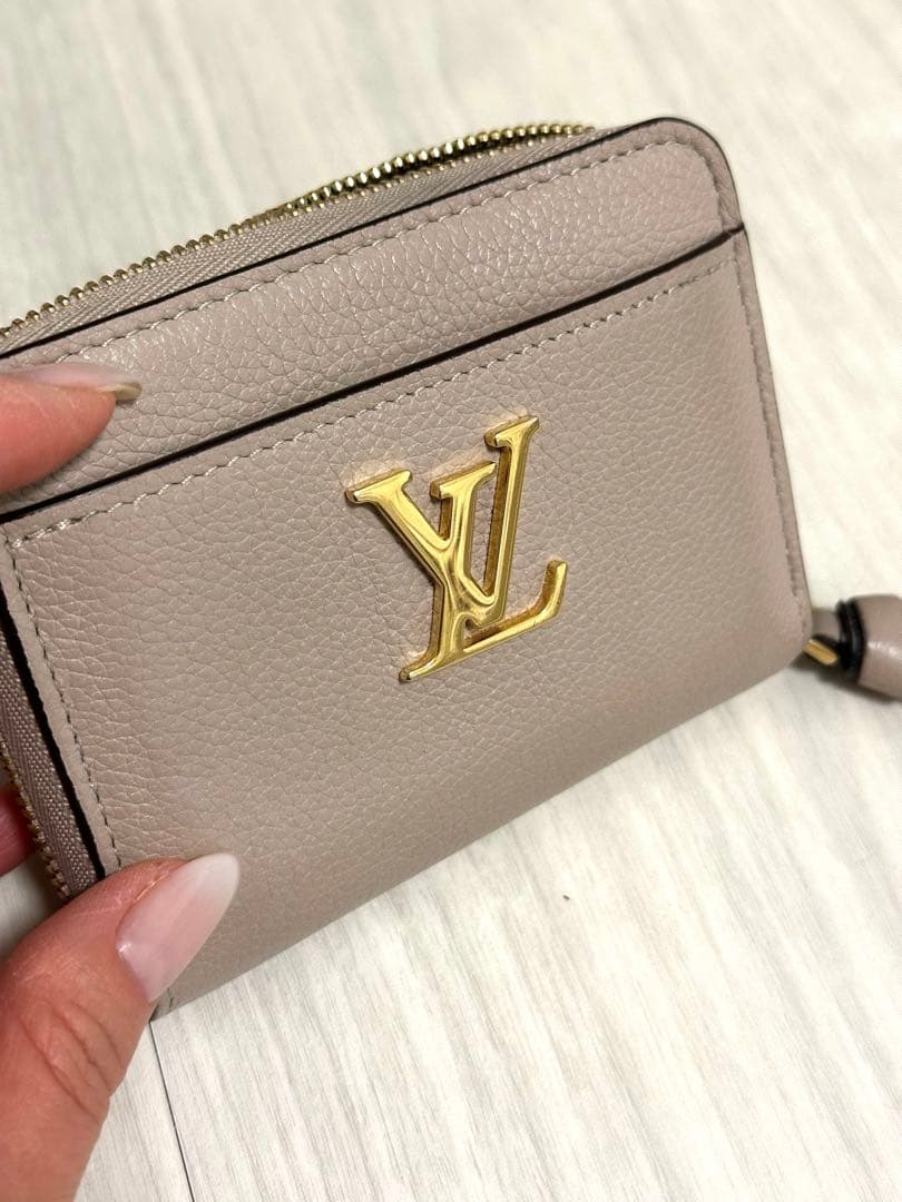 R*6様 LOUIS VUITTON ロックミー ジッピー パース グレー