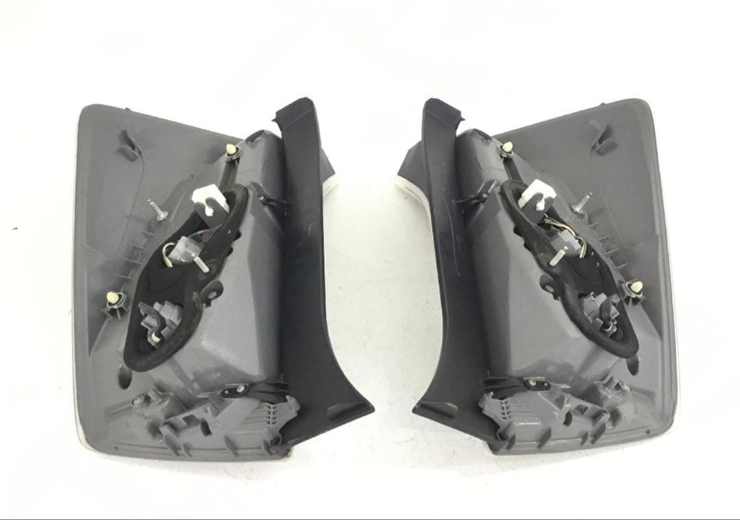 送料込み！トヨタ 純正 30 プリウス G’s テールランプ ZVW30 後期