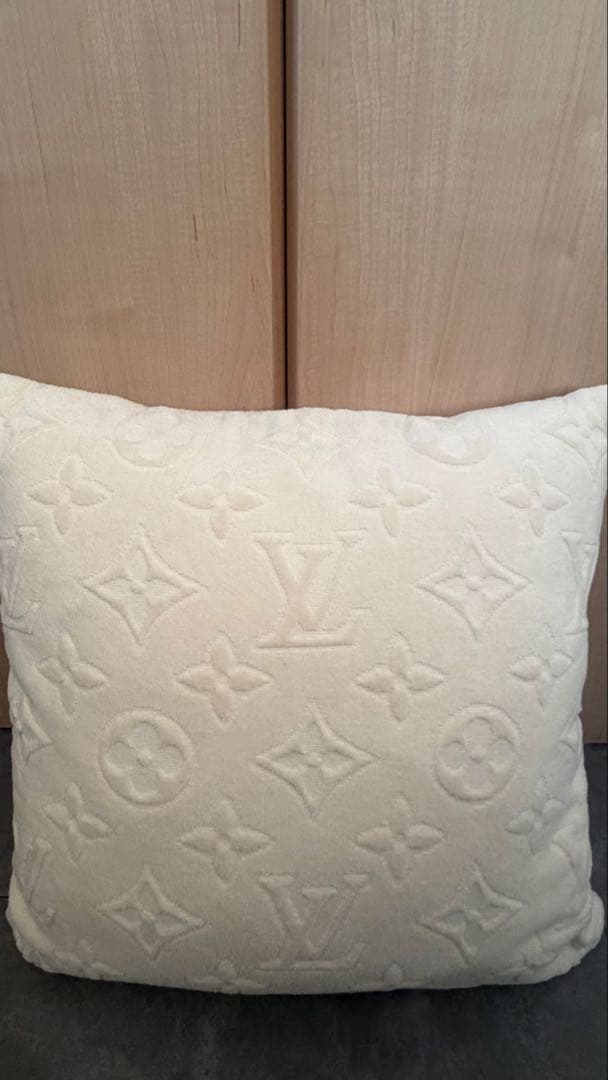 Louis Vuitton エンボス クッション クリーム色