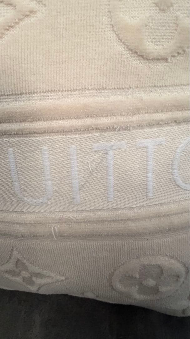 Louis Vuitton エンボス クッション クリーム色