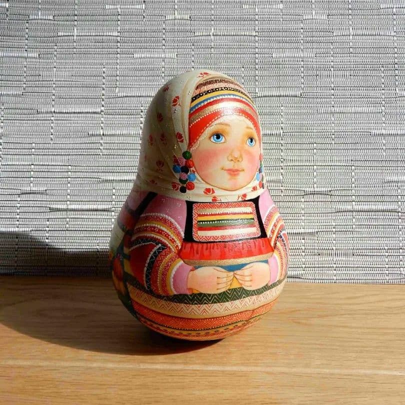 エレナ・シドロワ　カラフルな民族衣装のおきあがりこぼし　マトリョーシカ　作家もの
