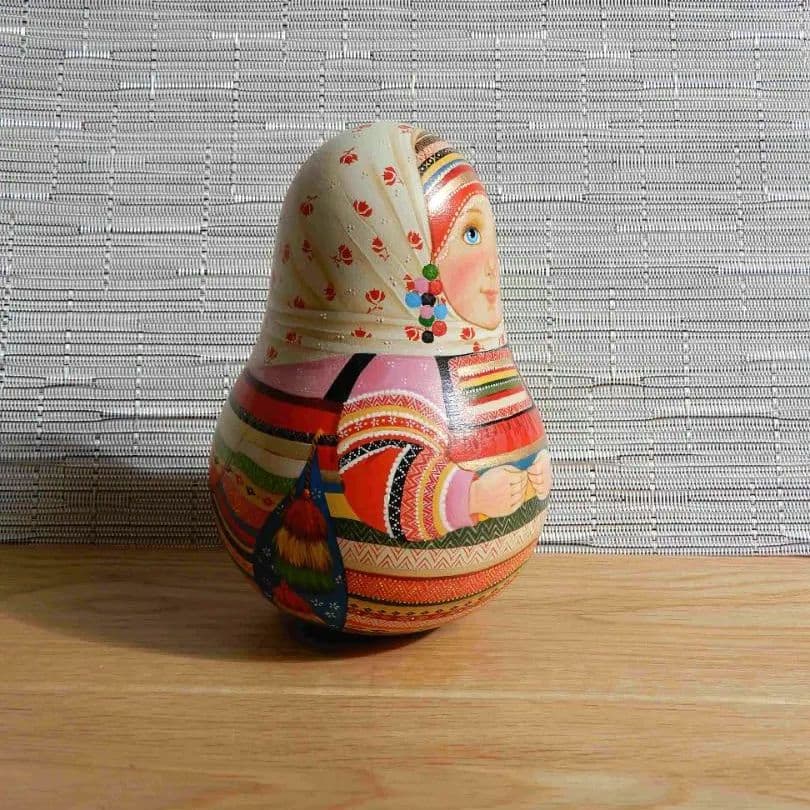 エレナ・シドロワ　カラフルな民族衣装のおきあがりこぼし　マトリョーシカ　作家もの