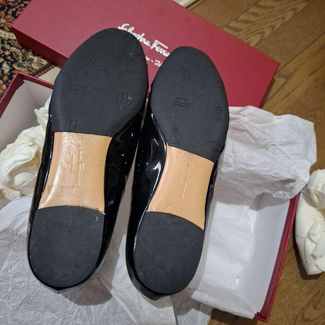 Ferragamoブラック エナメル フラットシューズ リボン付き