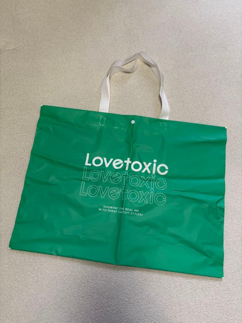 【お値下げしました】LOVETOXIC 6点 卒業式　M　美品　カバー付