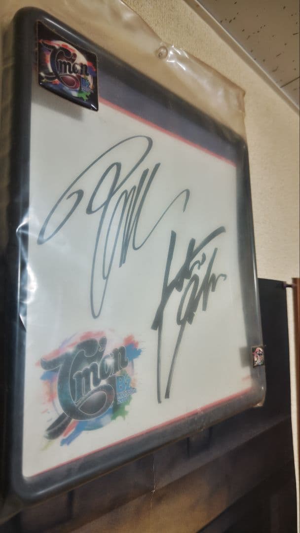 b’zサイン色紙2枚