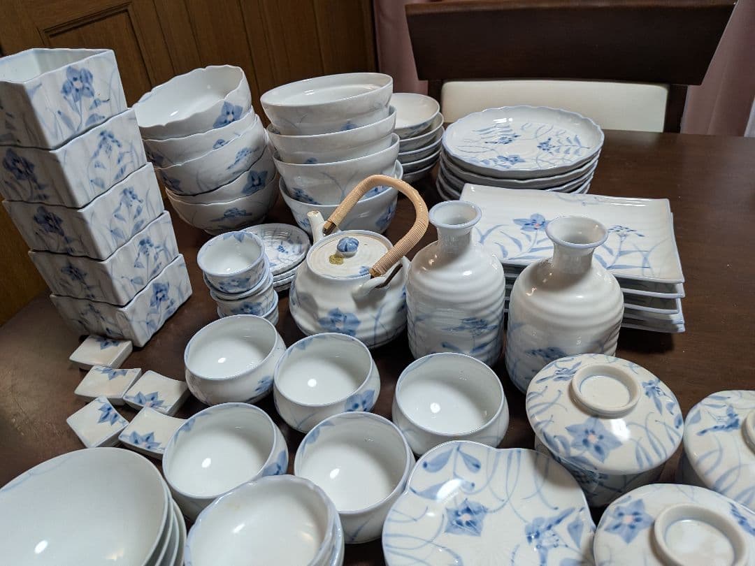 青い花柄の和風食器セット