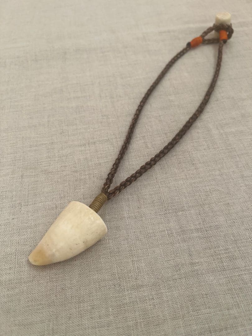 EIGHT BALL 8 ボーンカービング　　歯　ネックレス