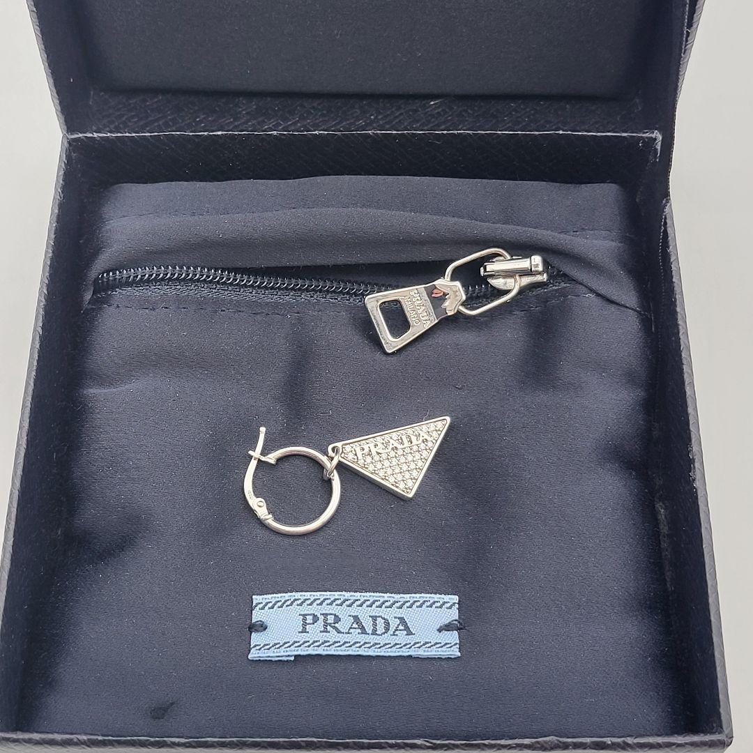 PRADA シルバー 三角形ピアス(片耳用) クリスタルロゴ ジュエル