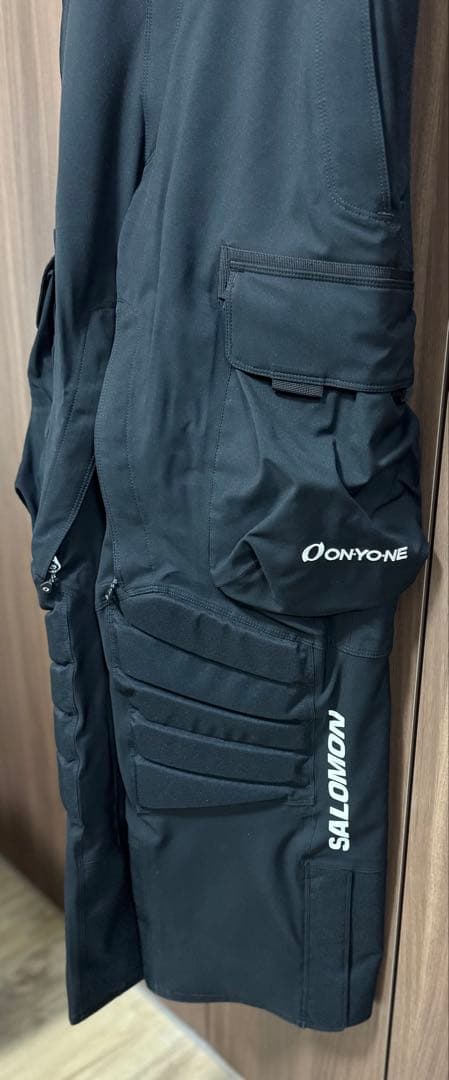 今シーズンモデル　オンヨネスキーウェア 上下　サロモンプリント入り