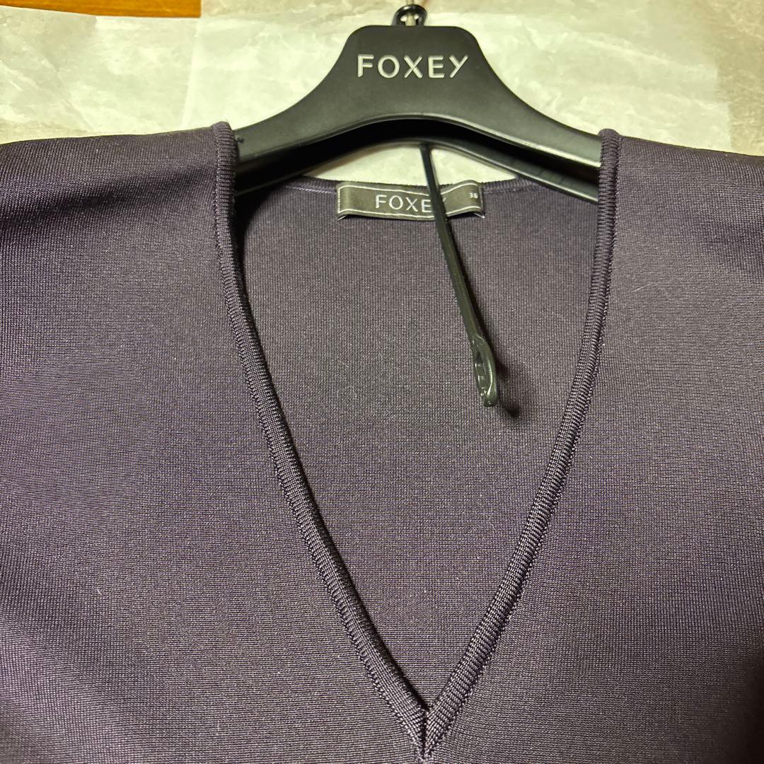 FOXEY ダークパープル Vネック長袖トップス