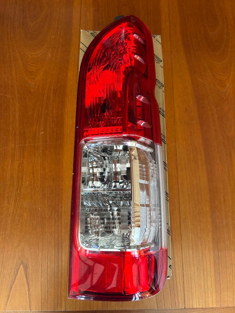 ハイエース 右　テールランプ