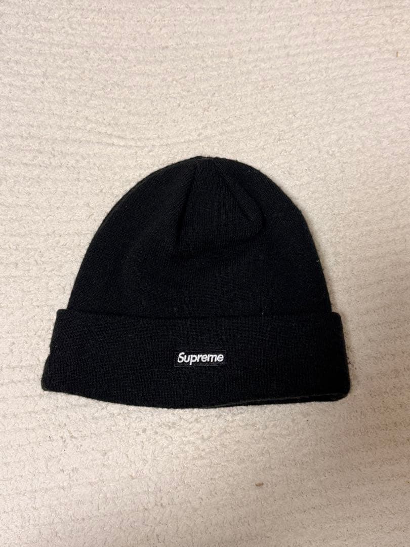 黒色ニット帽 S刺繍 Supreme