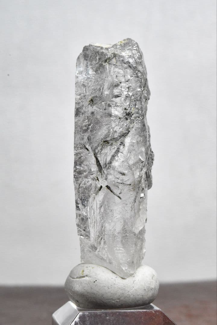 初期モンドクォーツ 角閃石入りポイント