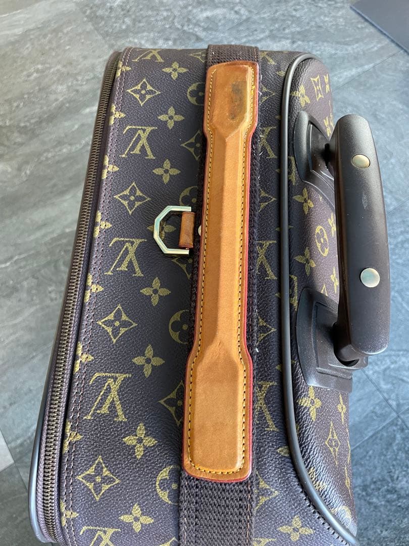 Louis Vuittonのモノグラムデザインの中型キャリーケース