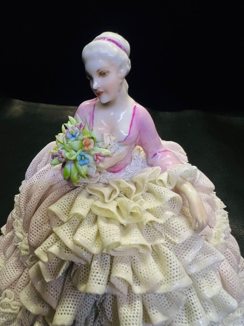 陶器製女性フィギュリン ピンクと白