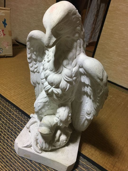 砂岩　鷹のオブジェ