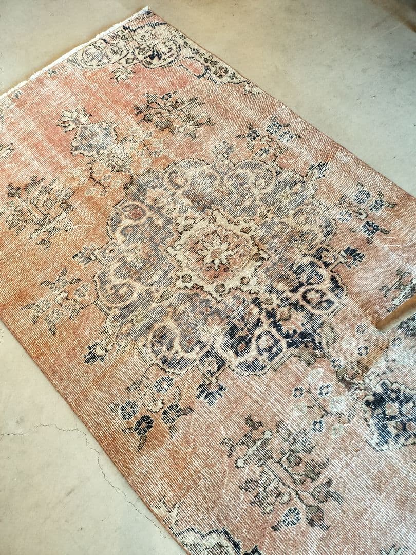 サーモンピンクとネイビーのメダリオンラグ　ヴィンテージトルコラグNo.661