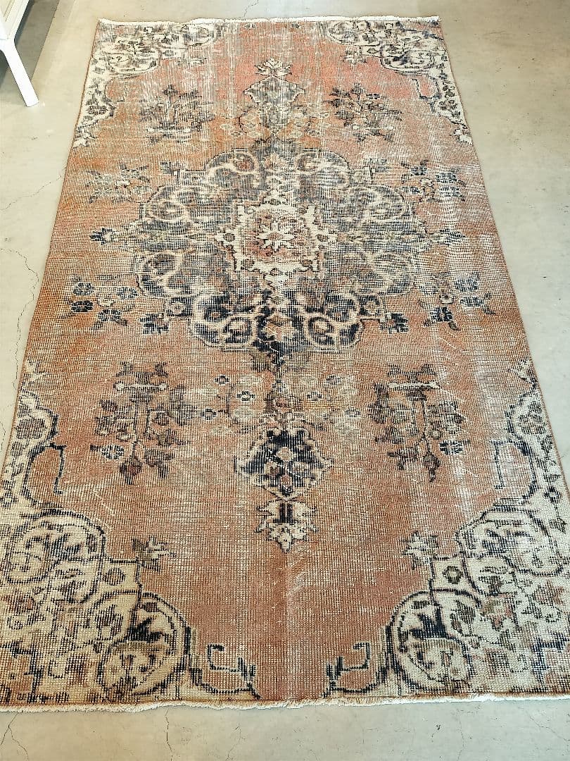 サーモンピンクとネイビーのメダリオンラグ　ヴィンテージトルコラグNo.661