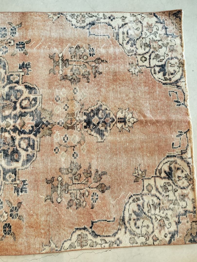 サーモンピンクとネイビーのメダリオンラグ　ヴィンテージトルコラグNo.661