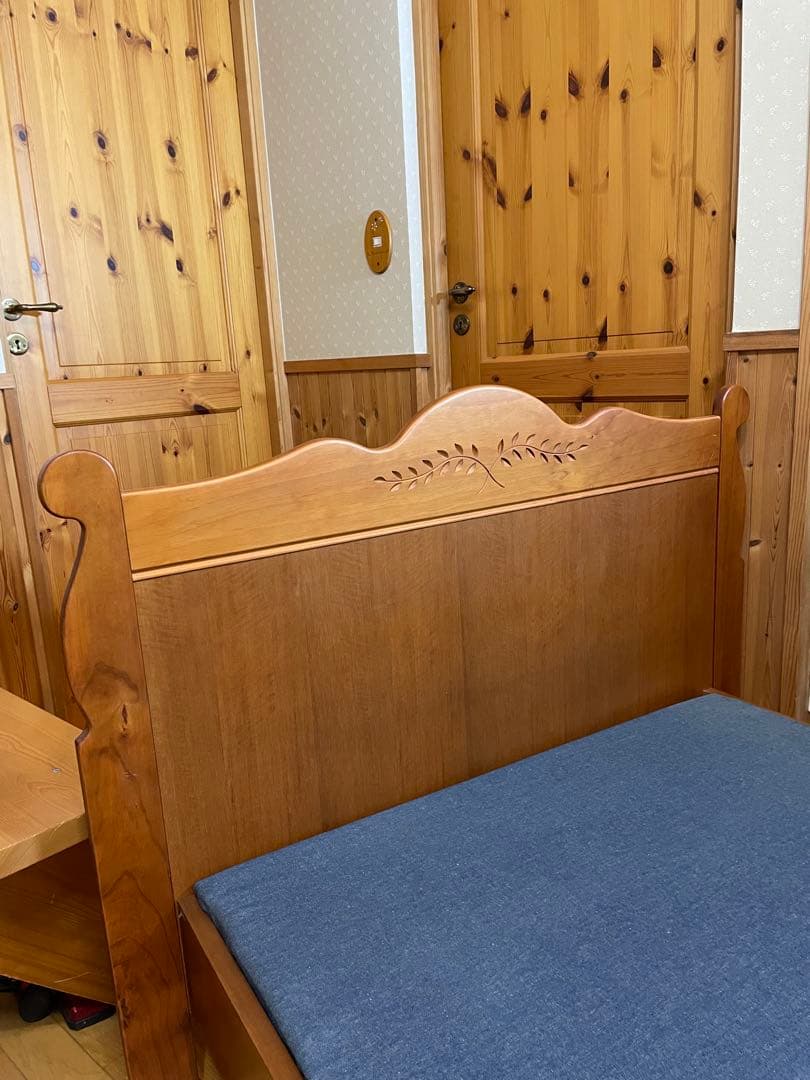 本格！木製シングルベッドフレーム 彫刻入り